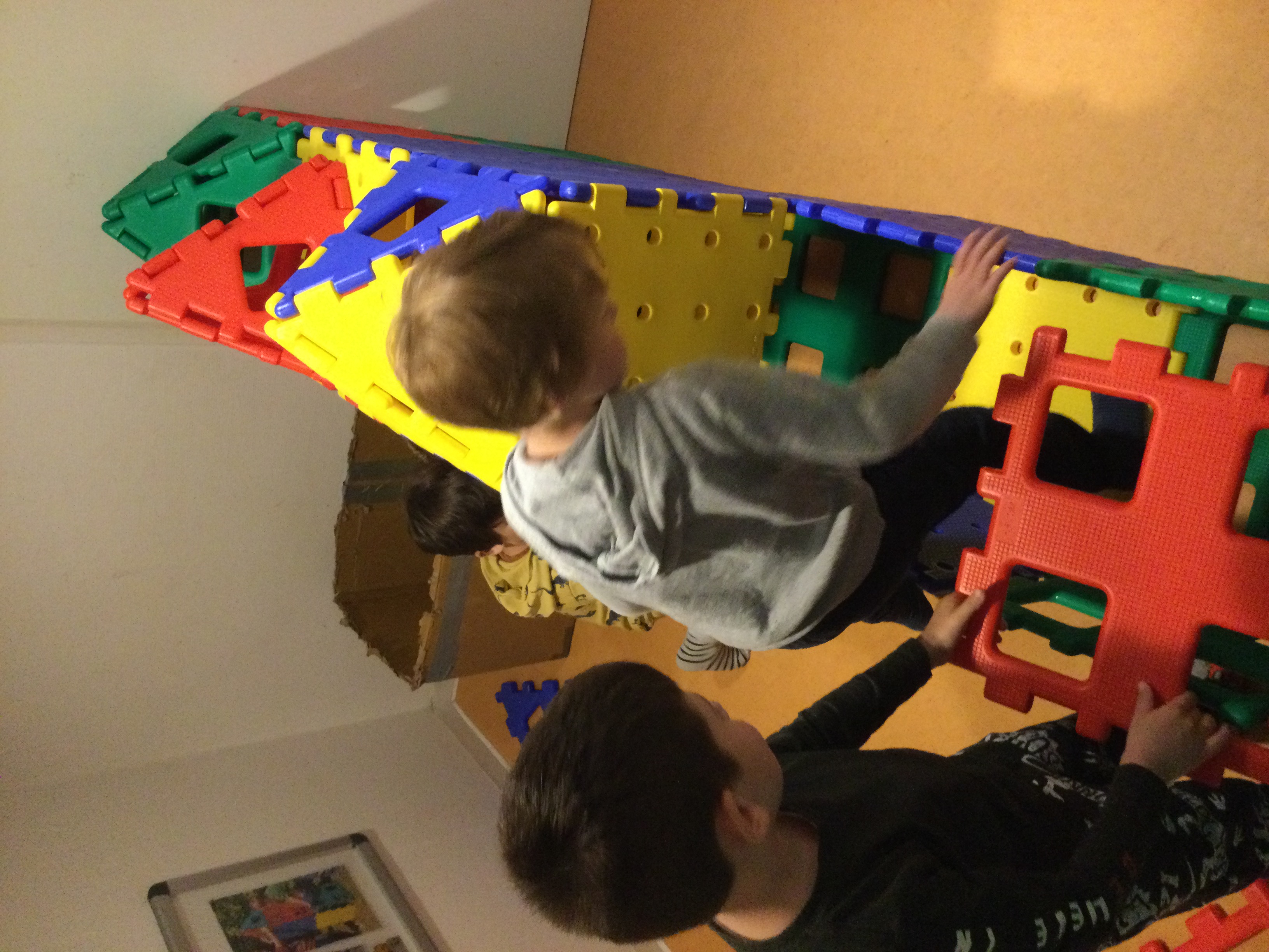 Tre drenge  bygger hus med klodser.
