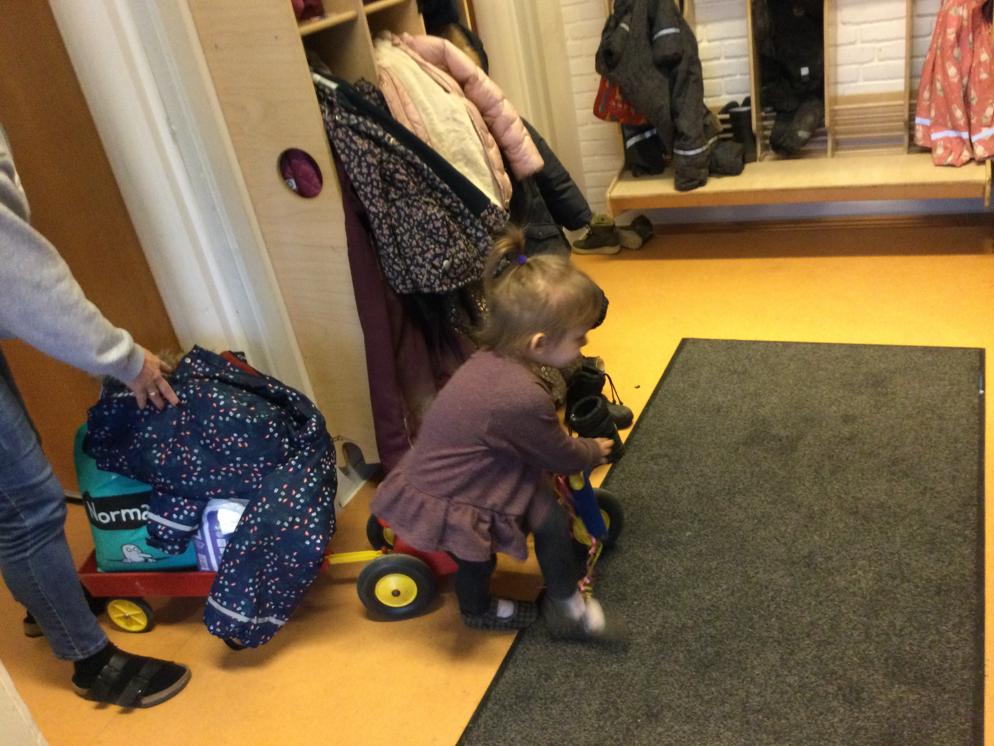 Pige kører på motorcykel i børnehave.
